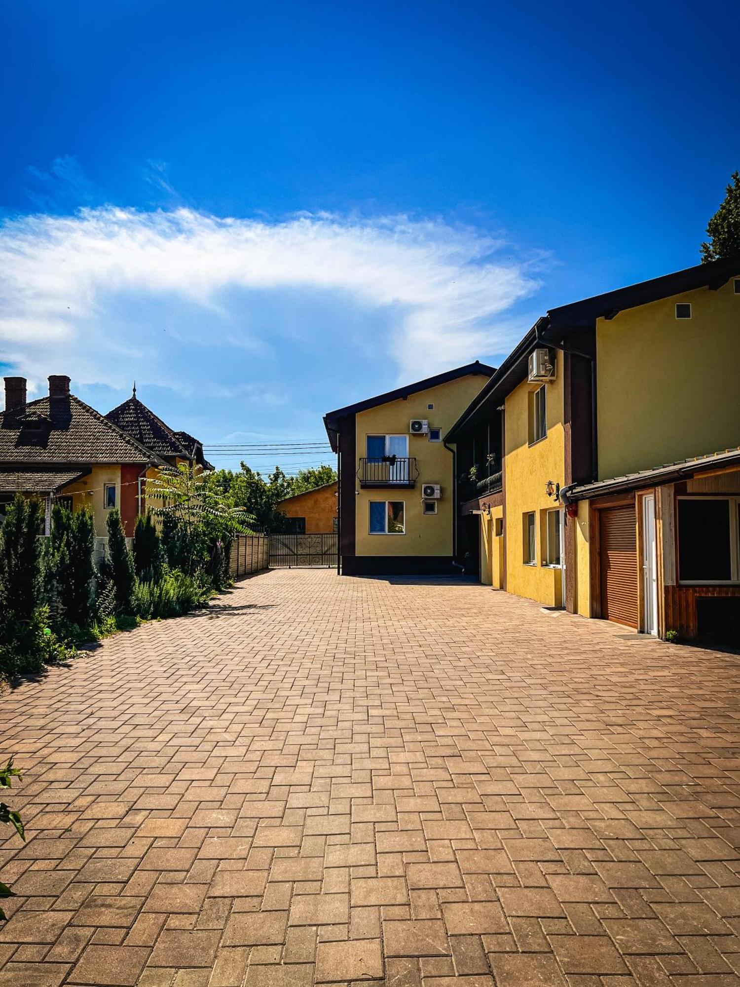 Pensiune Carpati Hunedoara Esterno foto