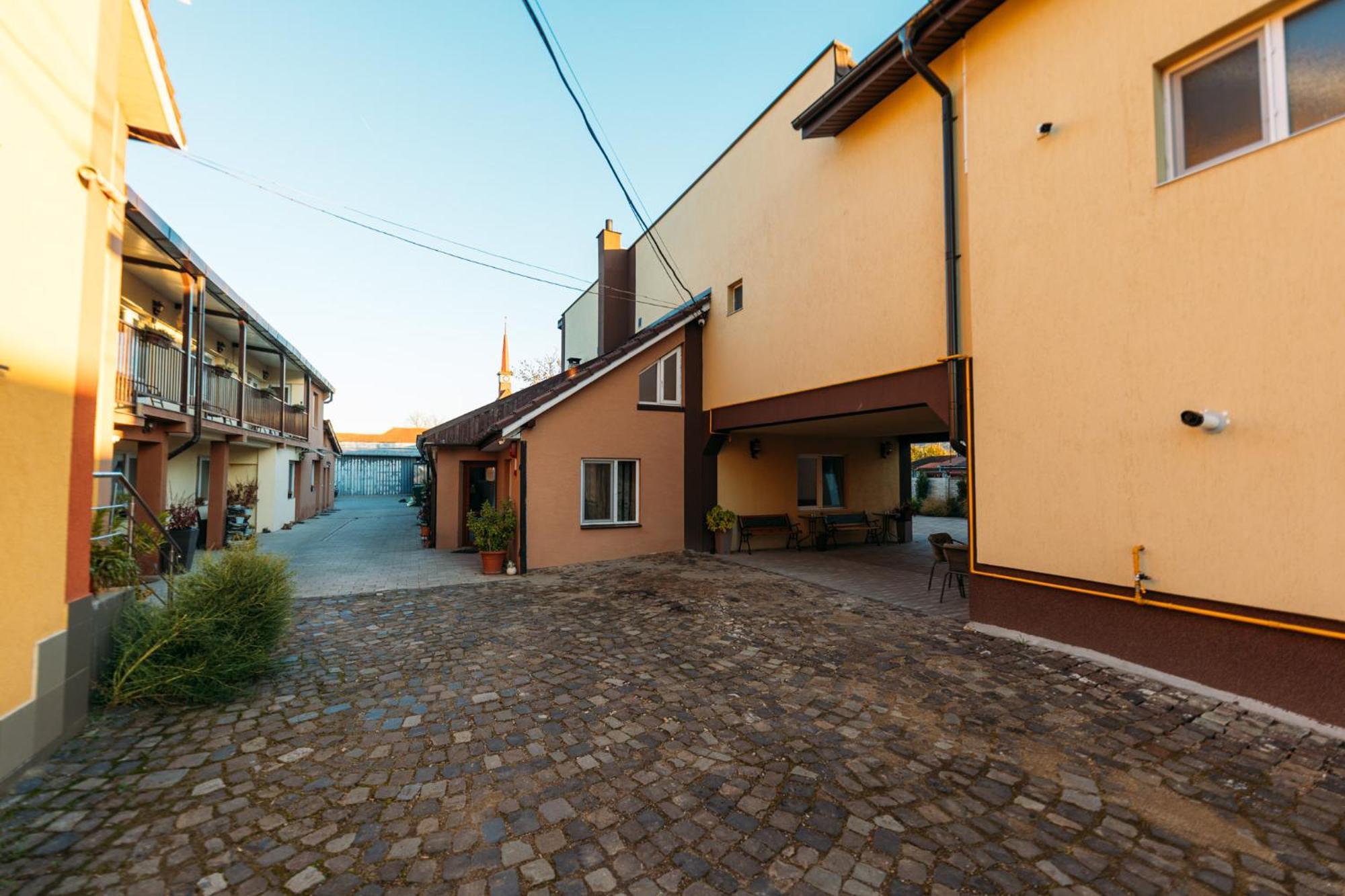 Pensiune Carpati Hunedoara Esterno foto
